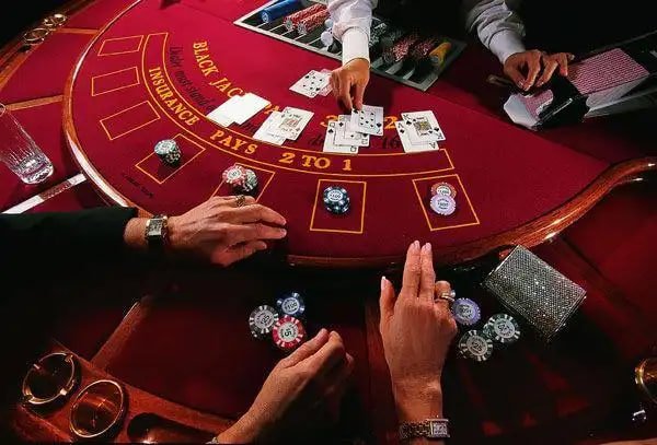 Người chơi quay slot nổ hũ trên điện thoại tại Việt Nam